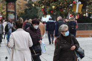 Κόσμος με μάσκα μπροστά από το χριστουγεννιάτικο δέντρο στο Σύνταγμα