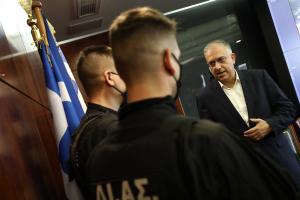 Ο Τάκης Θεοδωρικάκος με αστυνομικούς της ΔΙΑΣ