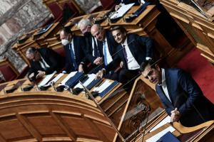 Αλέξης Τσίπρας και Κυριάκος Μητσοτάκης στη Βουλή