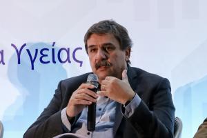 Ο Ανδρέας Ξανθός μιλάει σε μικρόφωνο