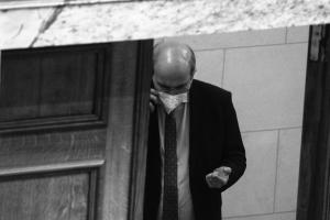 Ο Κωστής Χατζηδάκης μιλά στο τηλέφωνο