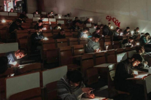 Φοιτητές δίνουν εξετάσεις χρησιμοποιώντας φακούς