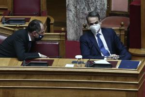Γιώργος Γεραπετρίτης και Κυριάκος Μητσοτάκης στη Βουλή