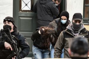 Κατηγορούμενη έξω από τα δικαστήρια