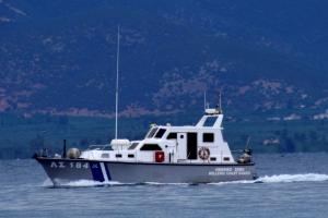 Σκάφος του λιμενικού στη θάλασσα