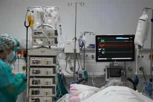 Ασθενής και γιατρός σε ΜΕΘ