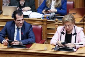 Ο Θάνος Πλεύρης και η Μίνα Γκάγκα στη Βουλή