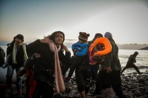Άνθρωποι στην παραλία με σωσίβια
