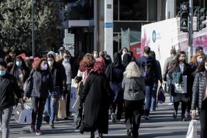 Κόσμος περπατάει στο Σύνταγμα