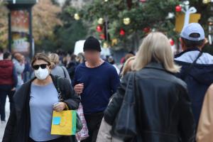 Άνθρωποι περπατούν στο Σύνταγμα με μάσκα