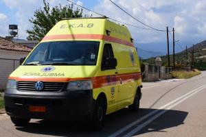 Ασθενοφόρο σε αγροτικό δρόμο