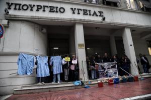 Διαμαρτυρία καθαριστριών στο υπουργείο Υγείας