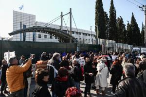 Διαμαρτυρία εκπαιδευτικων έξω από το Παιδείας