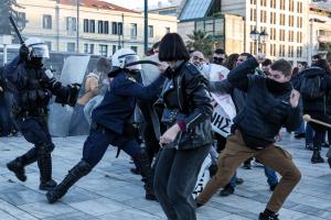 Επίθεση των ΜΑΤ εναντίον εκπαιδευτικών που διαμαρτύρονταν