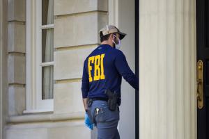 Άντρας του FBI με μπλούζα που έχει το λογότυπο της υπηρεσίας μπαίνει σε κτίριο