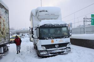 Φορτηγό στα χιόνια στην Αττική Οδό