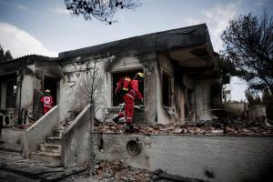 Καμένο σπίτι από τη φωτιά το Μάτι