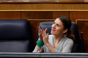 Η Ισπανίδα υπουργός Ισότητας στο κοινοβούλιο χειροκροτεί για την θέσπιση του νόμου