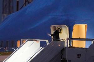 Ο πρόεδρος των ΗΠΑ Τζο Μπάιντεν χαιρετά από την είσοδο του Air Force One