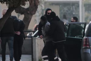 Μεταφορά συλληφθέντα από τον Κολωνό στην ανακρίτρια