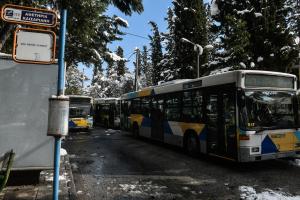 Σταματημένα λεωφορεία λόγω χιονιού