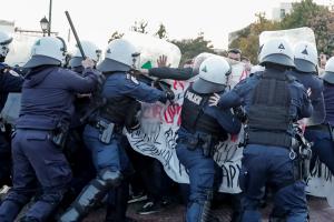 Επίθεση των ΜΑΤ σε συγκέντρωση εκπαιδευτικών