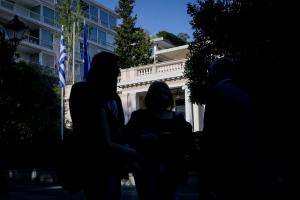 Κόσμος έξω από το Μέγαρο Μαξίμου