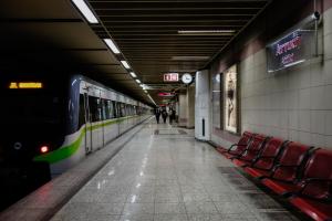 Συρμός περνά από στάση Μετρό