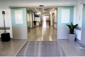 Ανοιχτή πόρτα που οδηγεί σε διάδρομο νοσοκομείο
