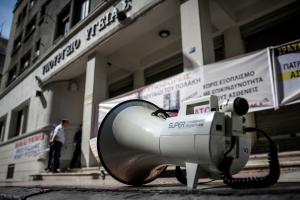 Ντουντούκα έξω από το υπουργείο Υγείας