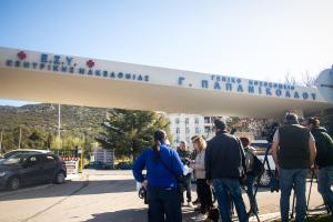 Άνθρωποι έξω από το νοσοκομείο Παπανικολάου στη Θεσσαλονίκη