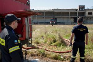Πυροσβέστες μπροστά σε πυροσβεστικό όχημα
