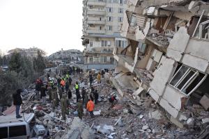 Ψάχνουν επιζώντες στα ερείπια μετά τον σεισμό στην Τουρκία