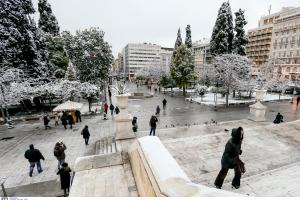 Πολίτες στην χιονισμένη πλατεία Συντάγματος