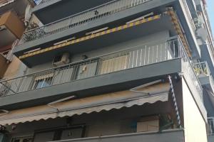 Μπαλκόνια σπιτιών σε πολυκατοικία