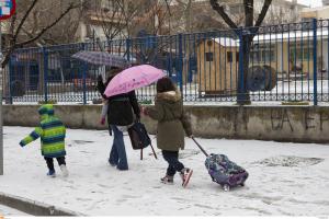 Μαθητές πάνε στο σχολείο με χιόνι