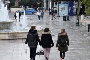 Άνθρωποι περπατούν στο Σύνταγμα