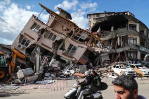 Κτίριο υπό κατάρρευση μετά τον σεισμό στην Τουρκία