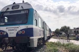Άνθρωποι κοντά σε τρένο