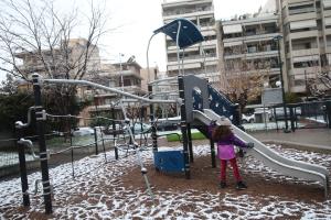 Χιόνια σε παιδική χαρά στη Νέα Σμύρνη