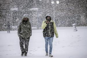Άνθρωποι περπατούν στο χιόνι