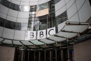 Εσωτερικό κτιρίου του BBC με το λογότυπό του