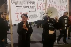 Η μητέρα του Ιάσονα που σκοτώθηκε σε τροχαίο μπροστά από τη Βουλή μιλάει στους διαδηλωτές