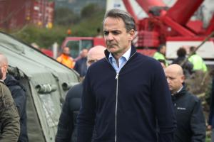 Ο Μητσοτάκης με κλιμάκιο στα Τέμπη