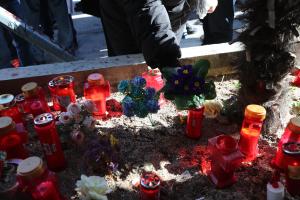 Λουλούδια στη μνήμη του Άλκη Καμπανού