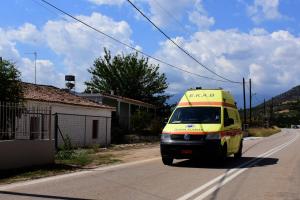Ασθενοφόρο σε επαρχιακή οδό