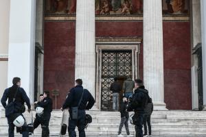Αστυνομικοί μπροστά στην Πρυτανεία του ΕΚΠΑ
