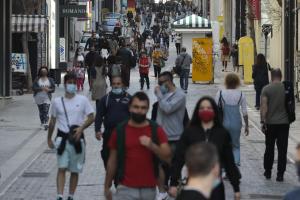 Άνθρωποι στο κέντρο της Αθήνας με μάσκα
