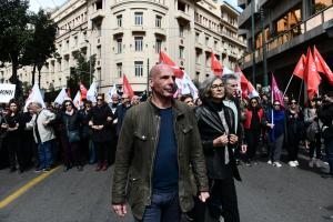 Ο Γιάνης Βαρουφάκης στην πορεία για την τραγωδία στα Τέμπη