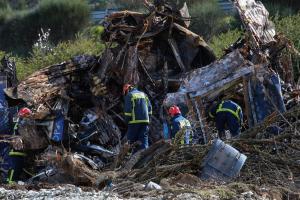 Διασώστες στα συντρίμμια του τρένου που συγκρούστηκε στα Τέμπη